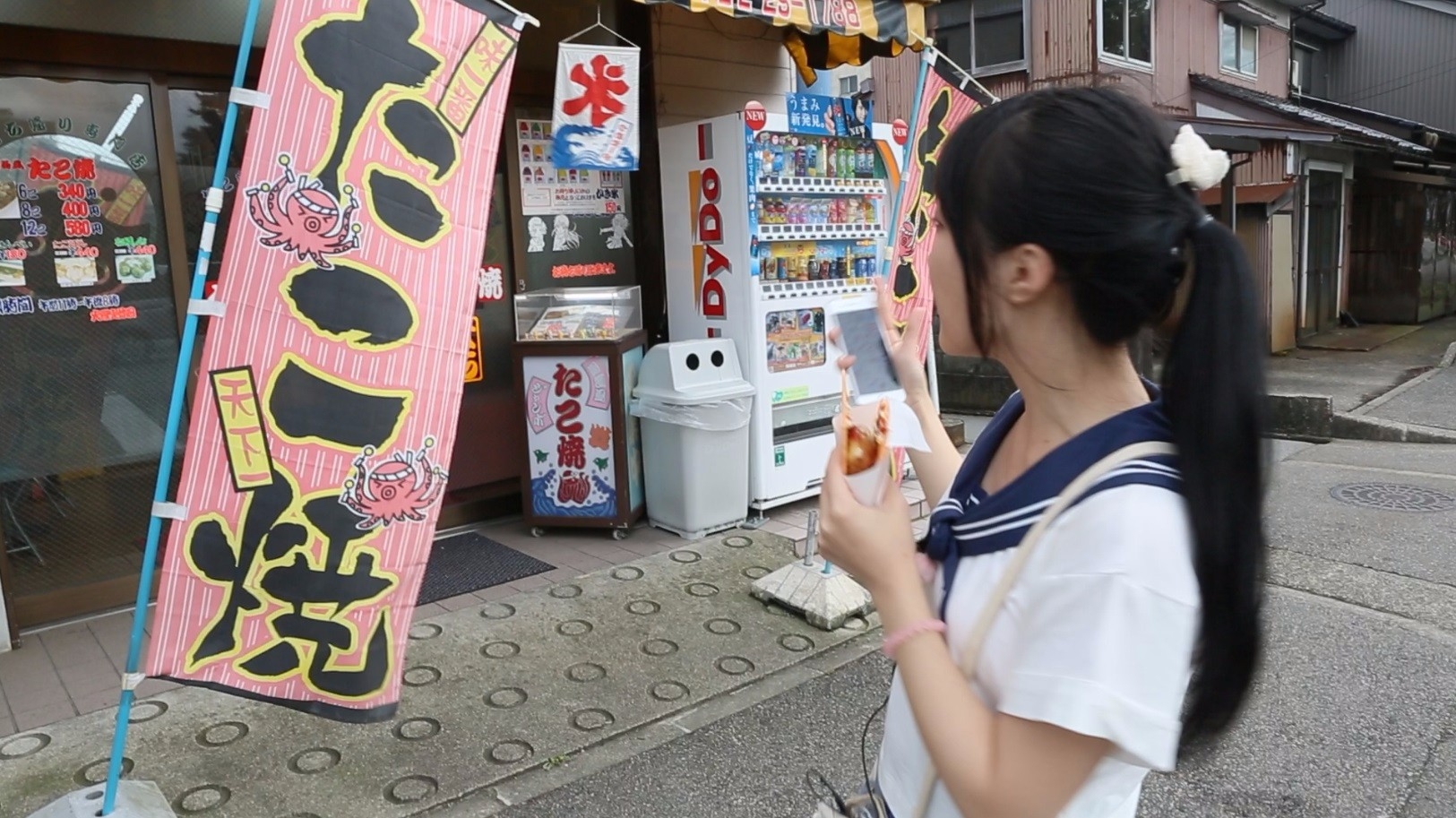 日本富山市有1212名师生因食物中毒，此事是由于什么引发的？