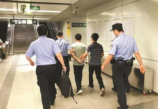 上海地铁男子酒后随地小便并持棍追逐乘客，被行拘！此男子会被如何处罚？