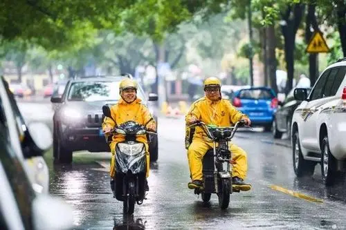 外卖骑手为躲避客户催单，将电话呼叫转移到110，骑手的行为违法吗？