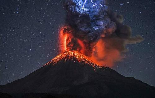 在喷发的火山上烤香肠，此冒险行为可能会有遇到哪些问题？