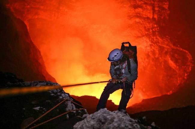 在喷发的火山上烤香肠，此冒险行为可能会有遇到哪些问题？