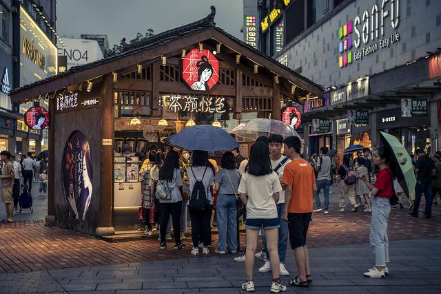 南京茶颜悦色首店开业，有人凌晨4点开始排队，这个品牌究竟有何魔力？