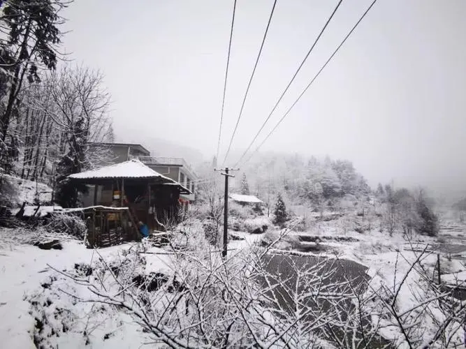 湖南16个县市区暴雪，局地积雪厚达26厘米，当地对此是如何处理的？