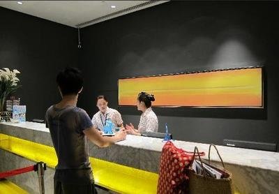 西安女子到浙江乌镇旅游被赶出酒店，当地防疫办对此有何回应？