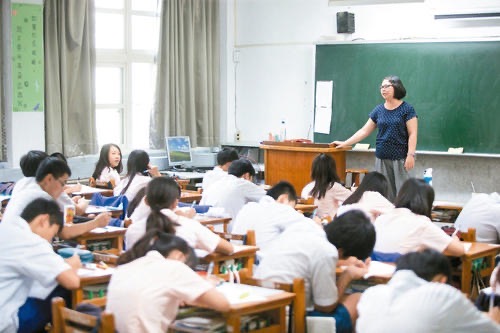  中学生举报老师索要教师节礼物，配为人师表吗？