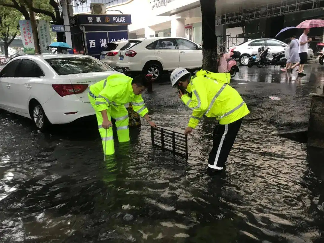 实拍上海暴雨：大雨倾盆白昼如夜，这起暴雨给当地带来了哪些影响？