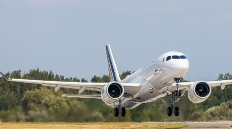 华夏航空一航班落地机场后冲出跑道，多人从舱门跑出撤离，现场情况如何呢？