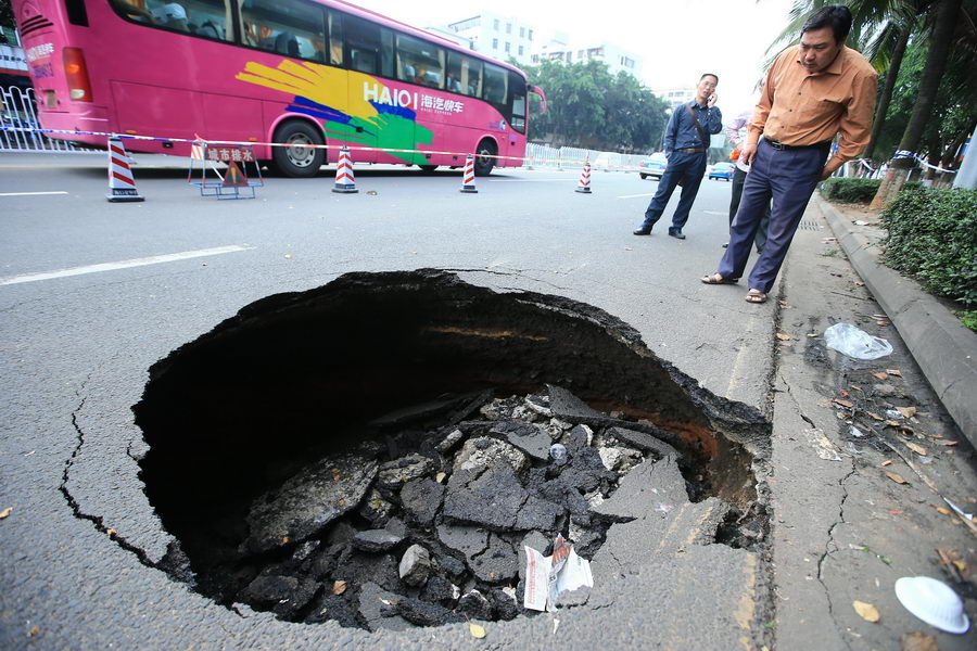 海南一高速因突发塌陷封锁，公路塌陷是否有造成人员伤亡？