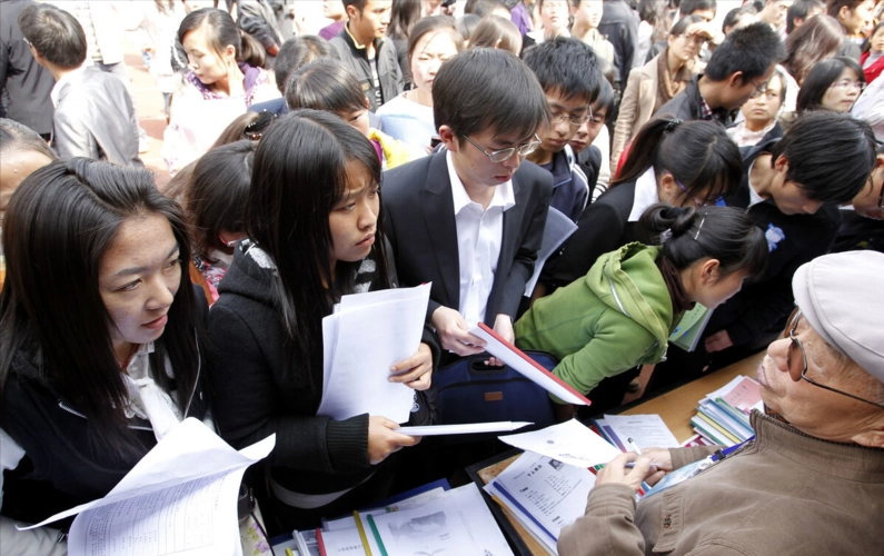 疫情之下大学生实习难找在快递点兼职，他们未来的就业前景如何？