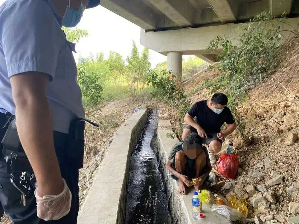 广东流浪汉携带几千现金，为什么选择居住桥洞下方？