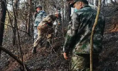 东航坠机救援现场发现部分飞机残骸和遗体残骸，是如何发现的？