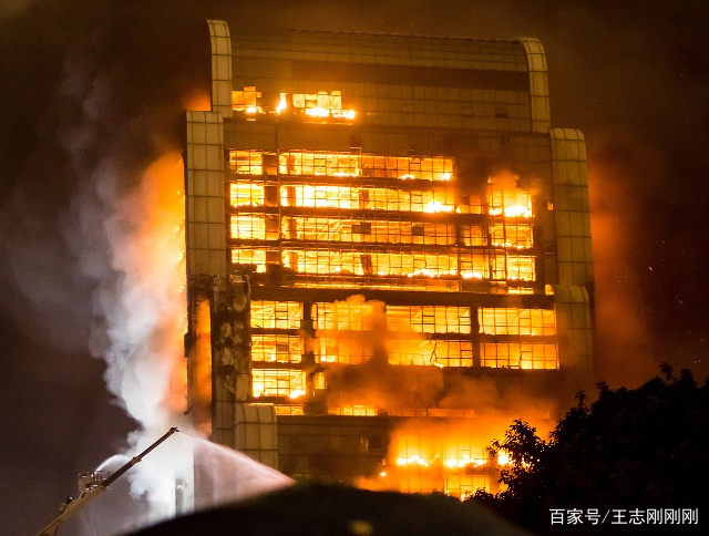 杭州保姆纵火案中，朱小贞最终命丧火海，她明明可以逃生，为何她还是死了？