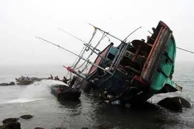 浙江宁波一休闲渔船侧翻16人落水，事故发生的原因是什么？