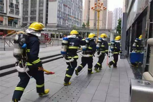 消防员出警遇外国人在线求助女友，这是怎么一回事？