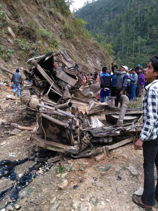 尼泊尔一辆大巴坠崖致28人死亡，事故发生的原因是什么？