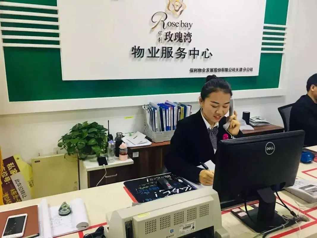 女子跟物业起冲突被按墙上，怎样看待物业的做法？如果是你，会选择和解吗？