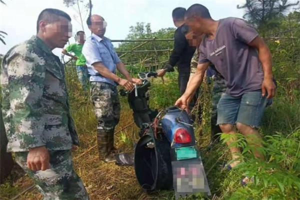 广西一女教师上班途中被洪水冲走，被洪水冲走该如何自救？