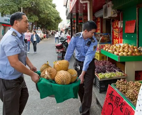 江西两名城管摔砸摊贩蔬菜，文明执法普及真的难吗？