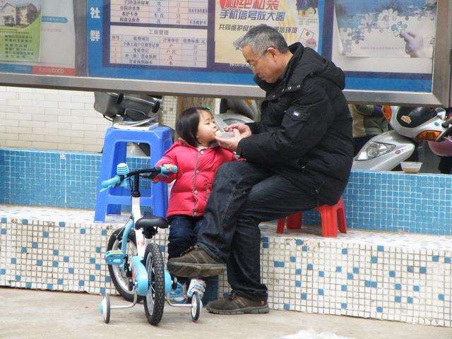 孙女返程爷爷雨中相送不肯离开，你被这一幕感动到了吗？