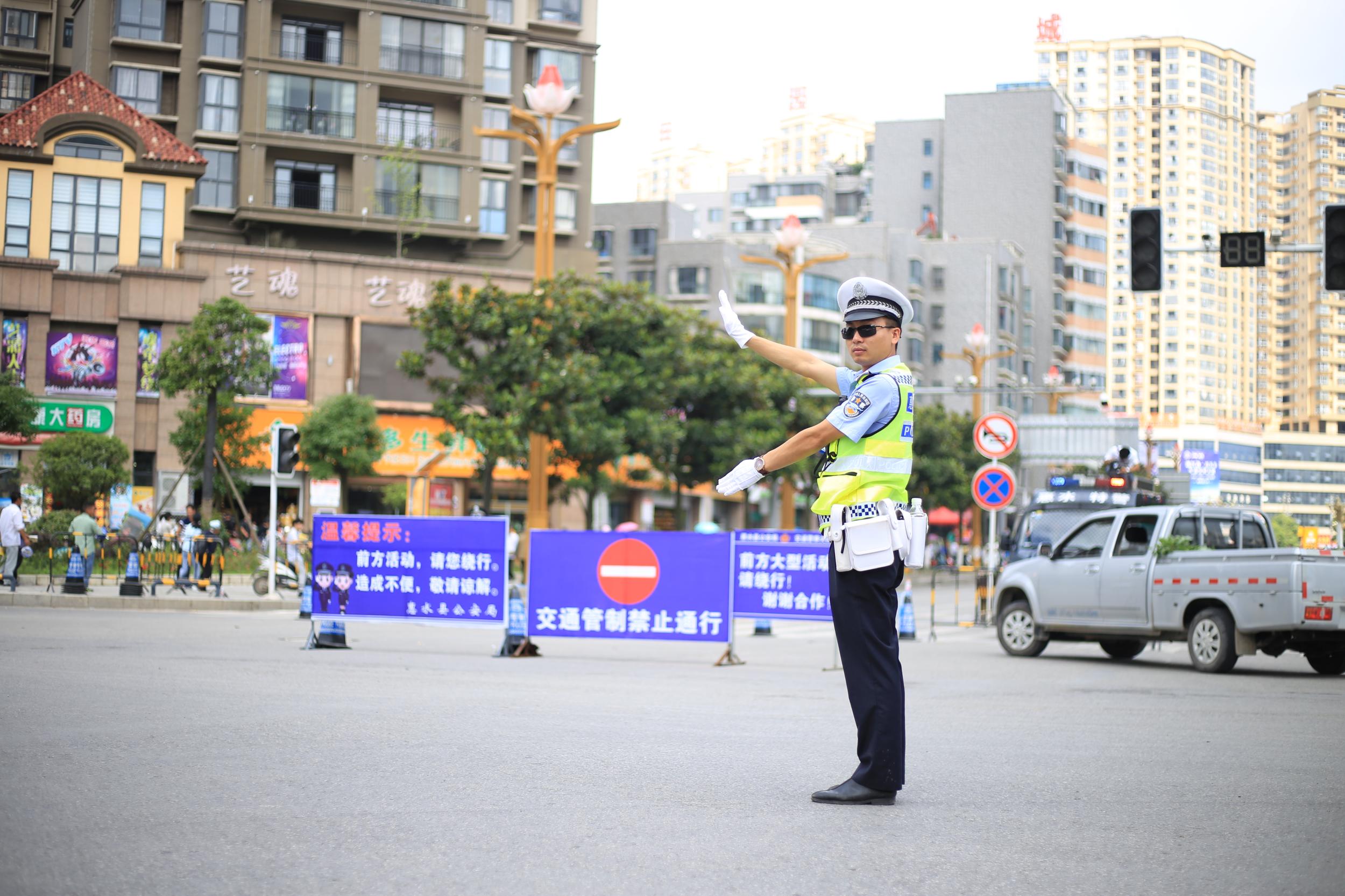 陕西23岁交警泥浆中救出女子后轻拥安抚，这位交警的动作有多暖心？