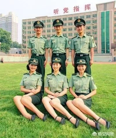 女兵什么时候穿裙装？穿的时候要穿丝袜和高跟鞋吗？