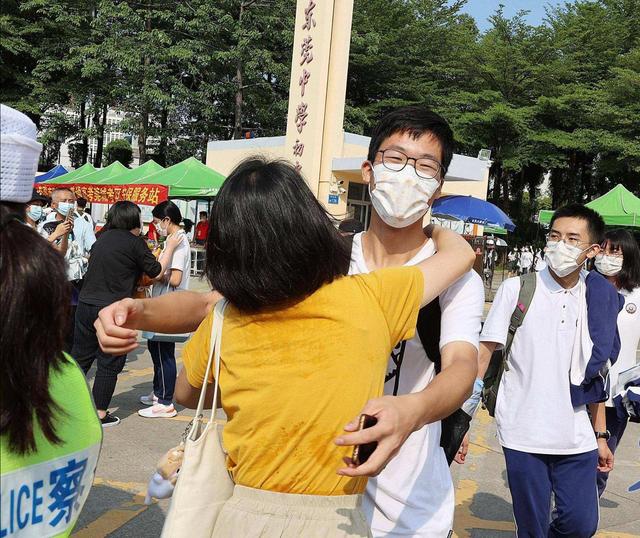 多地高考结束，考生称英语比数学好考，不同试卷难度有何差异？