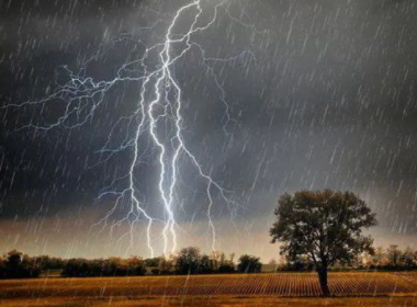 暴雨过后，洛阳一公路瞬间大片坍塌，现场是否有造成人员伤亡的情况？