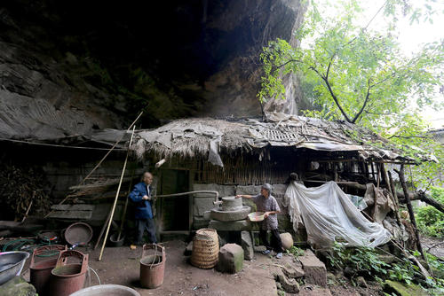 四川一对夫妻住岩洞生活约60年，这是现实版“杨过小龙女”吗？