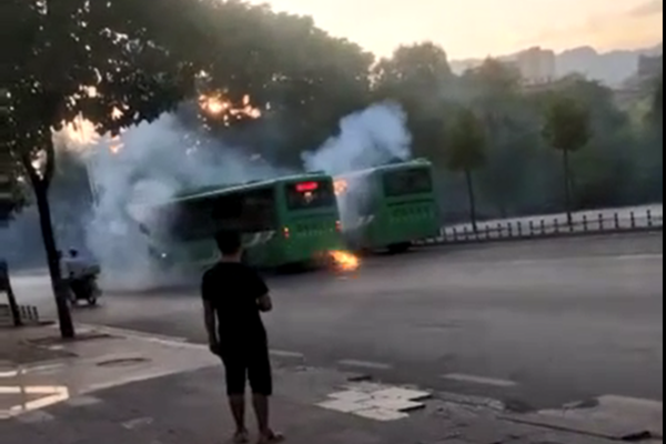 贵州毕节两车追尾起火，有没有造成人员伤亡？