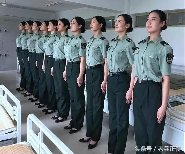 女兵什么时候穿裙装？穿的时候要穿丝袜和高跟鞋吗？