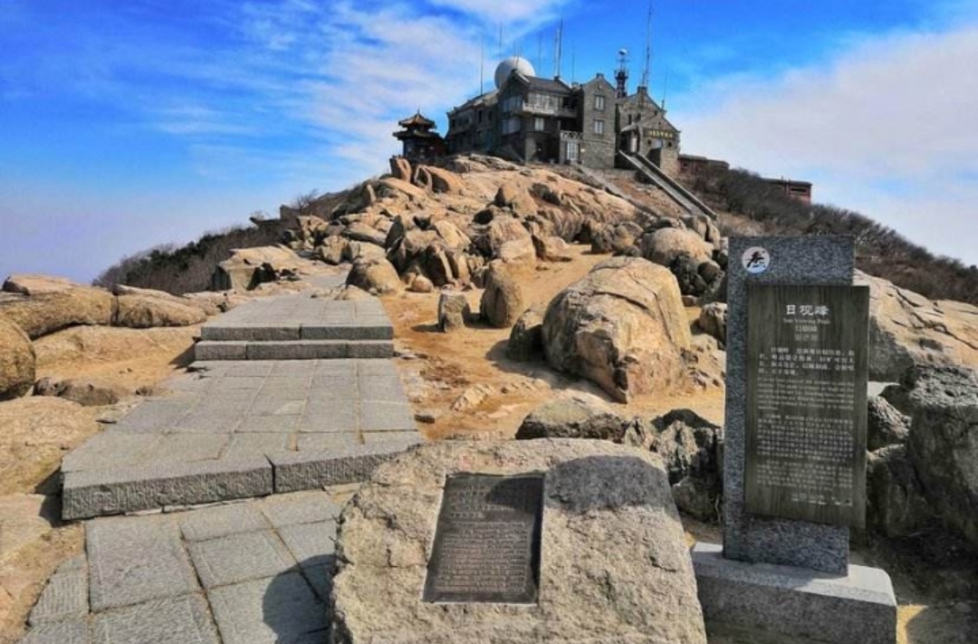 一名游客爬上日观峰遭其他游客怒骂，你对该名游客的行为有何看法？