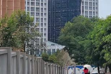 失火的大连地标留下黑色伤疤，你觉得因此受影响的住户向谁索赔呢？