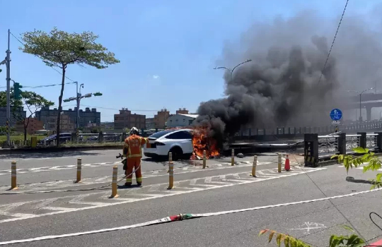 目击者还原林志颖车祸经过：施救时车身已着火，当时他是否具有行动能力？