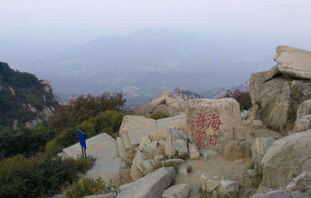 一名游客爬上日观峰遭其他游客怒骂，你对该名游客的行为有何看法？