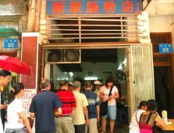 上海部分小吃店市民排队“报复性消费”，如何看待这一现象？