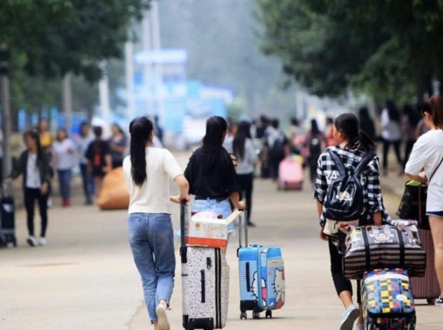 安徽大学生连续4天翻墙出校后感染，学校在此事中是否也该承担一定的责任？