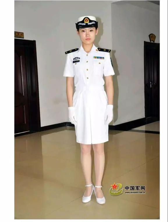 女兵什么时候穿裙装？穿的时候要穿丝袜和高跟鞋吗？