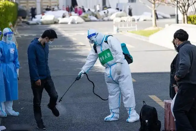 上海疫情稍有好转，风险人群中发现感染者比例下降，如何才能实现清零？