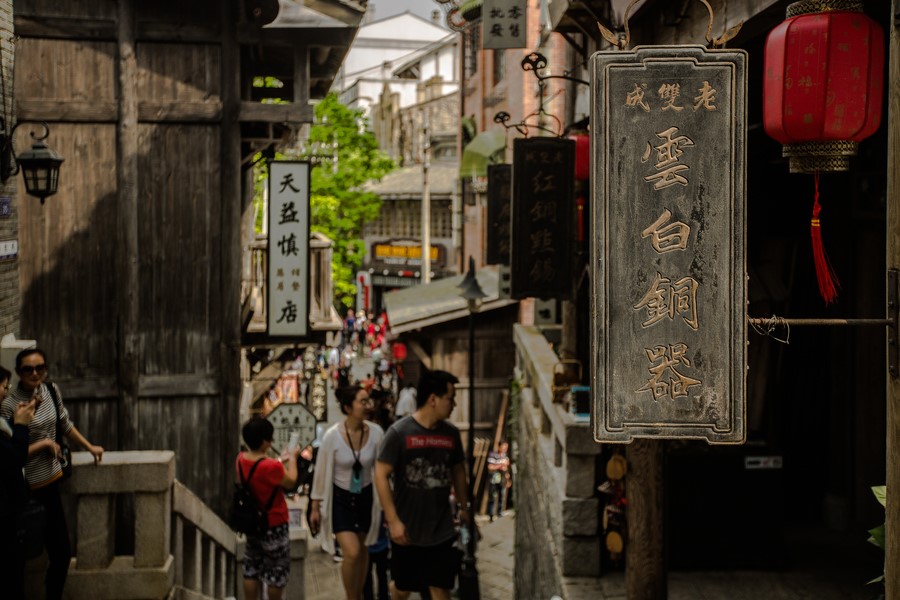 民国发行金圆券导致物价暴涨，在那个穷得只剩钞票的年月都有哪些奇观？