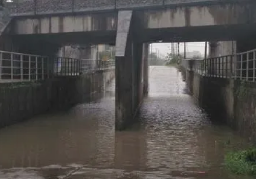 河南两男子驾车至积水涵洞遇难，遇到这种路况需要注意什么？