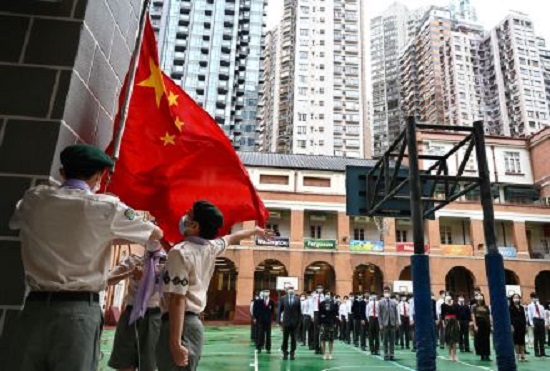 香港教育局发布通告香港中小学须每周举行升旗仪式，你如何看待对这一举措？