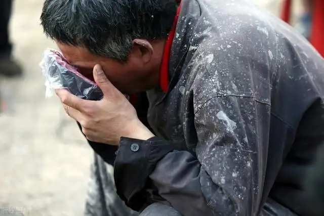 建筑工地上的老人：染发伪装年轻打零工，你如何看看待这一现象？