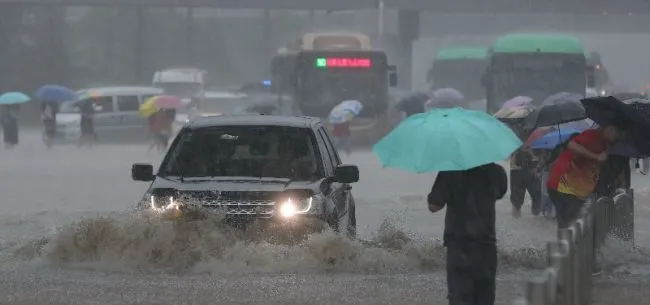 河南多地超20个暴雨红色预警齐生效，针对这一情况当地采取了什么措施？