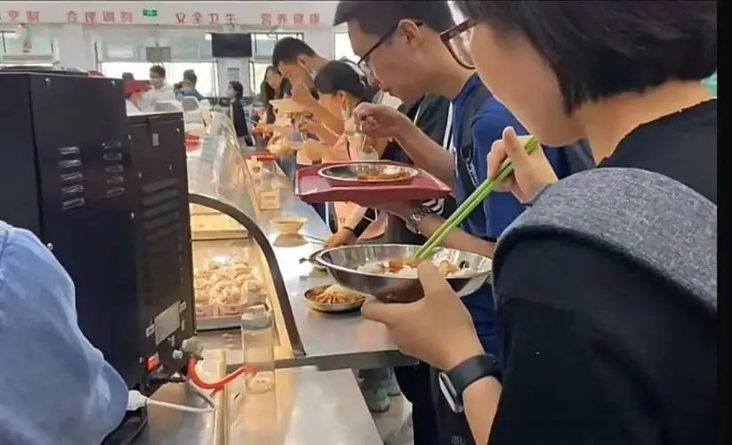 送儿子上北大的店主曾被北大的食堂挽留，当事人为什么没有选择留下来呢？