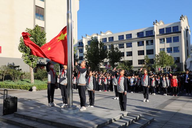 香港教育局发布通告香港中小学须每周举行升旗仪式，你如何看待对这一举措？