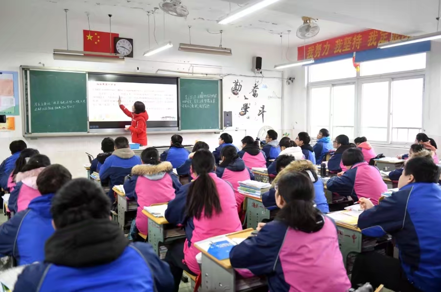 邵阳一中学生冲上讲台打伤女老师，其行为在法律中如何定性？