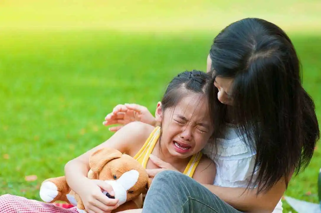 妈妈让宝宝擦车厢治好坐高铁闹腾！除了这个方式还能怎么治爱闹腾的孩子？