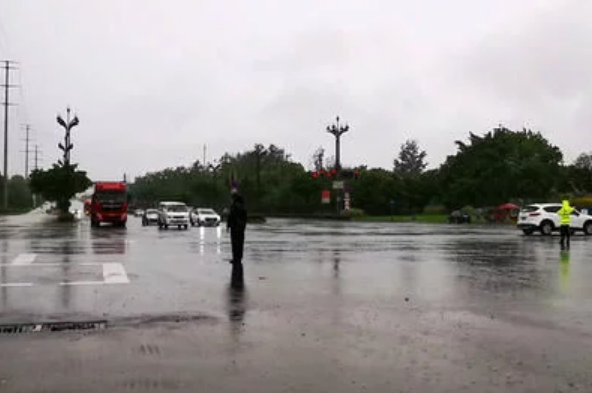 成都龙泉积水严重，暴雨天气出门应该注意什么？