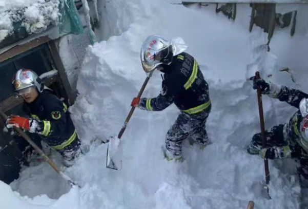 极寒暴风雪冰封通辽，通辽下了多厚的雪呢？