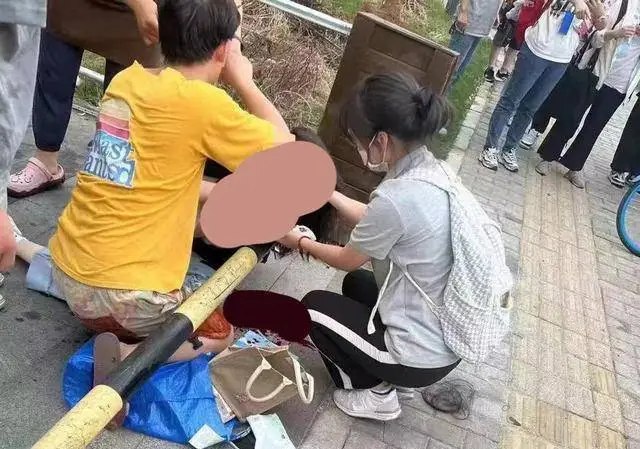 恶劣！男子持刀报复女友错捅过路女孩，其行为会被如何定性？